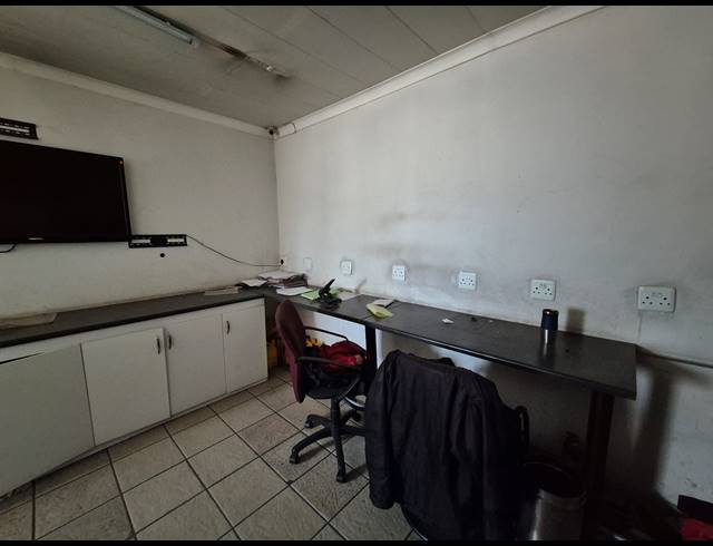 490M² WAREHOUSE TO LET IN DRIEHOEK